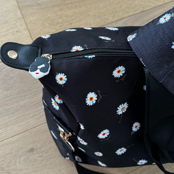 NWOT Alice & Olivia Duffle Bag with Bucket Hat - Picture 5 of 9